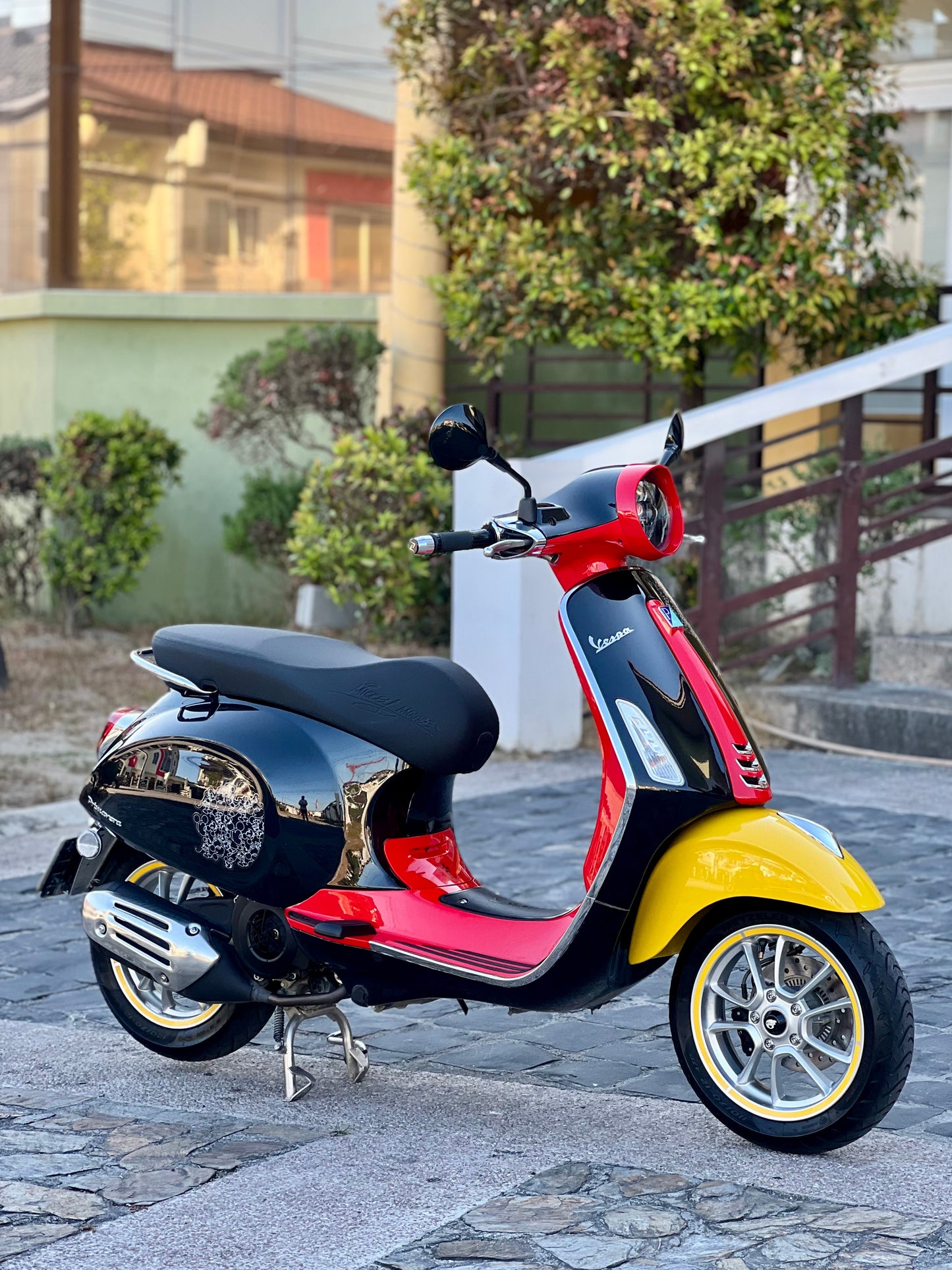 2024 Vespa Primavera SE Mickey Mouse
