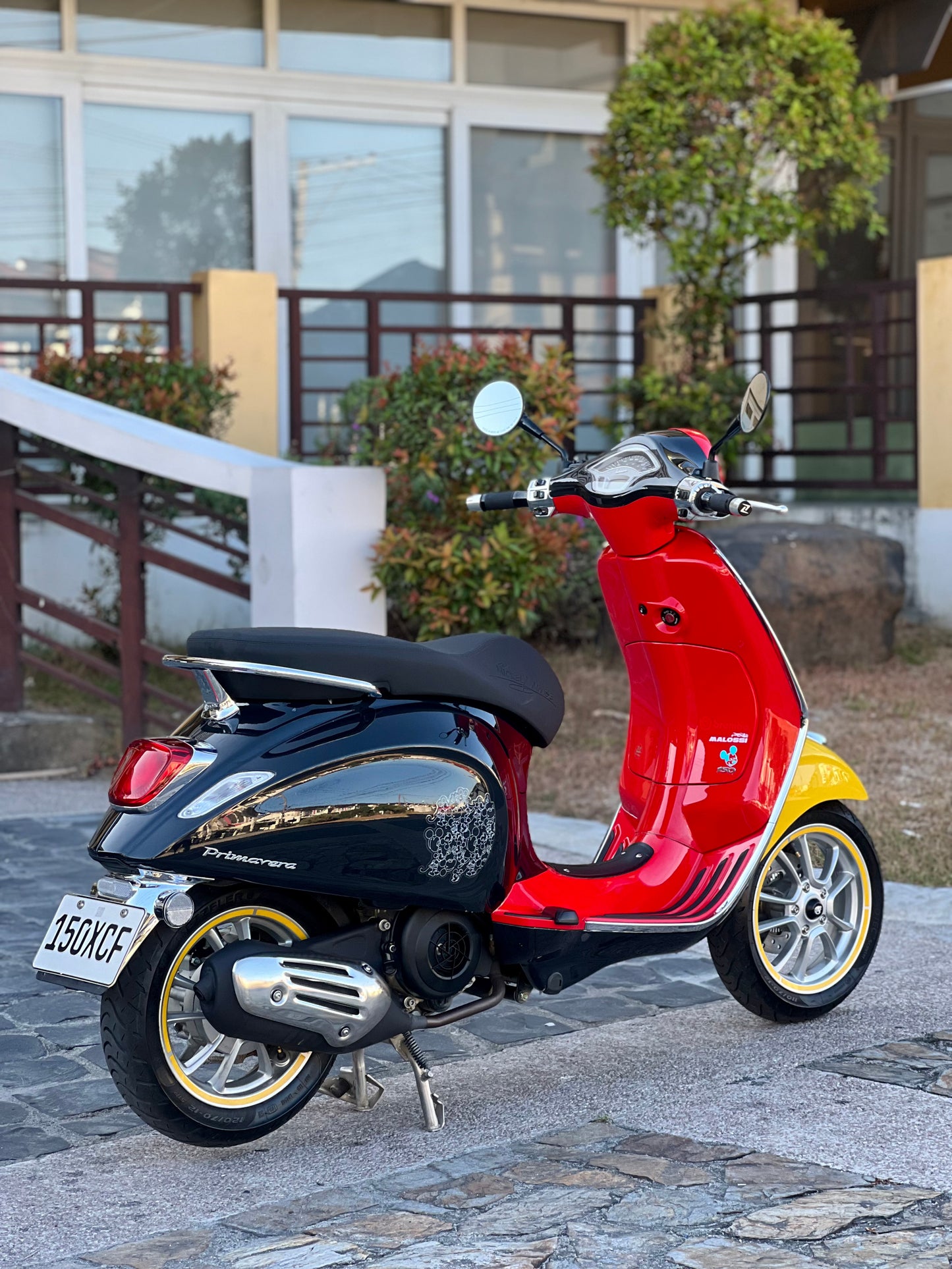 2024 Vespa Primavera SE Mickey Mouse